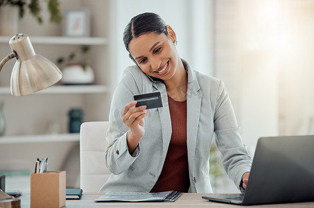 电子商务、网上购物和安全银行业务，幸福的女人在打电话和使用笔记本电脑时阅读信用卡。
