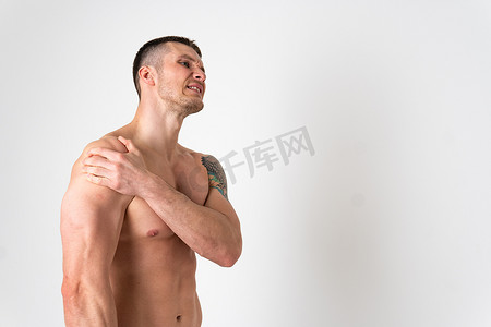 白人肩关节肌肉酸痛，有白色背景酸痛损伤、背痛、男性健康压力、手持。