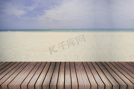蓝色夏季火花海水散景横幅上的木桌面