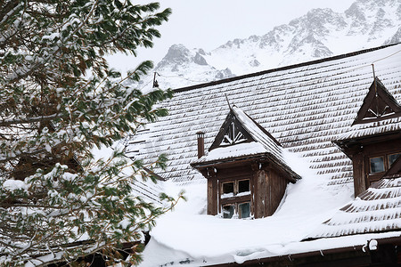 山中老木屋的积雪屋顶