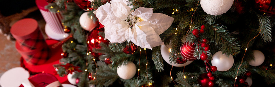 圣诞节背景与红色和白色的球、 复古装饰、 冷杉树枝、 拐杖糖、 五彩纸屑。