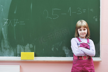 数学培训教育摄影照片_上数学课的快乐女学生