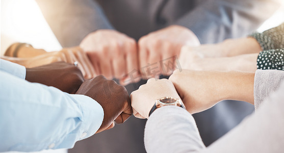 手、协作和激励与业务团队的手一起挤成一团或圈子。