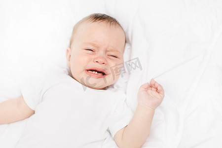婴儿在婴儿床里哭。