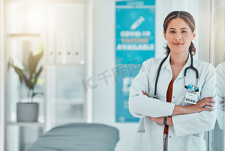 方型剪纸摄影照片_在医院工作时，医生专家、医学肖像和女性在医学保健方面的咨询。