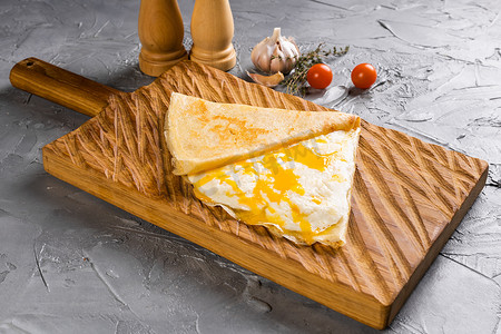 煎饼摄影照片_煎饼配蛋黄和奶酪 — 薄饼菜法国菜