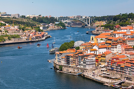 葡萄牙波尔图市中心、杜罗河岸和阿拉比达桥的全景