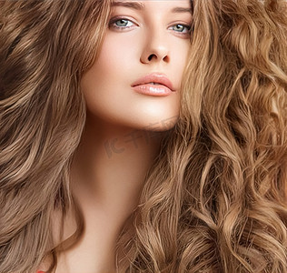 品牌摄影照片_发型、美容和护发、自然棕色长发的美丽女人、美发沙龙和护发的魅力肖像