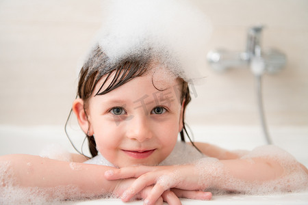 浴缸摄影照片_洗澡玩泡沫的小女孩