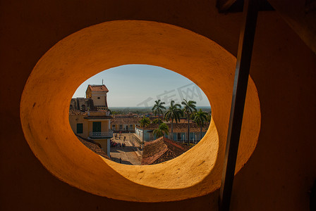 从圆形窗口俯瞰古巴城市。