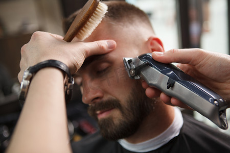 采集客户端摄影照片_男子被专业理发师剪胡子