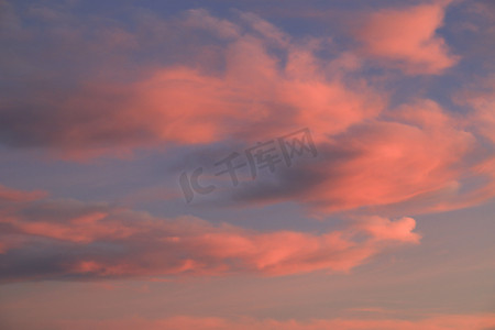 西班牙日落时的粉红云朵和美丽的天空