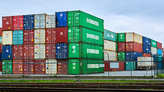 港口拖车摄影照片_乌克兰敖德萨 — 2021年5月19日：港口码头的货运集装箱。