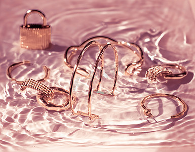 玫瑰金手镯、耳环、戒指、粉色水背景的珠宝、奢华魅力和珠宝品牌广告的假日美容设计