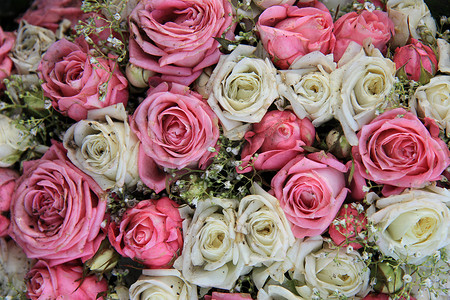混合婚礼插花：不同柔和色彩的各种鲜花