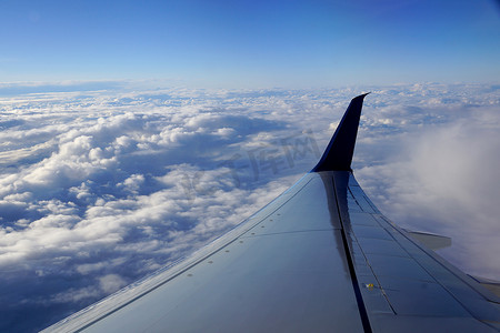 高空，从云层上方拍摄，带有商用喷气式飞机的机翼