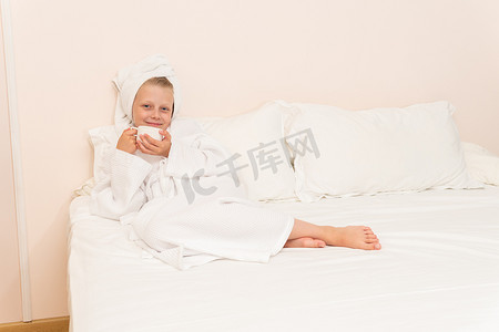 咖啡厅女孩摄影照片_咖啡厅女孩床浴袍复制空间白色肖像早晨微笑，用于在淋浴和礼服穿着酒店，毛巾沐浴。