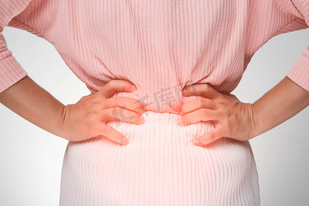 妇女手握胃，伴有月经痛、腹痛、胃痛、白色背景食物中毒。