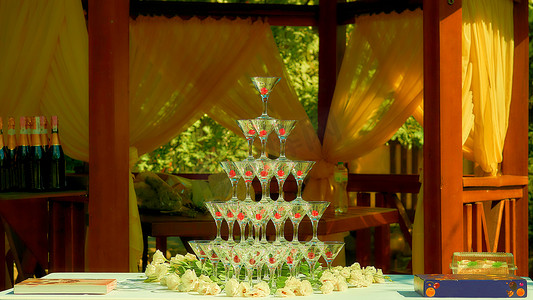 在温暖的婚礼节日里，一杯带浆果的鸡尾酒杯