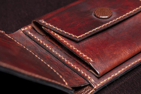 棕色皮革钱包或钱包特写镜头的一部分。