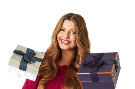 生日、圣诞礼物或节日礼物，快乐的女人拿着白色背景中突显的礼盒