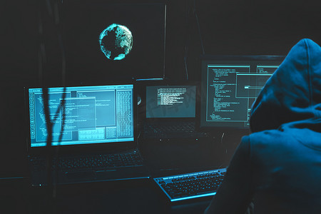发送iocn摄影照片_显示器上的网络犯罪黑客系统，黑客攻击计算机暗室中的网络服务器，显示器使用电子邮件漏洞发送病毒。
