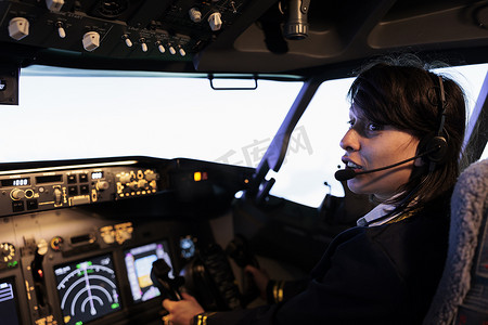 年轻的副驾驶使用仪表板上的电源开关驾驶喷气式飞机
