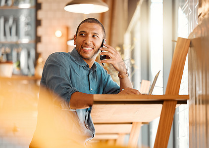 在咖啡店、餐厅或咖啡馆工作的男性企业家正在打电话。