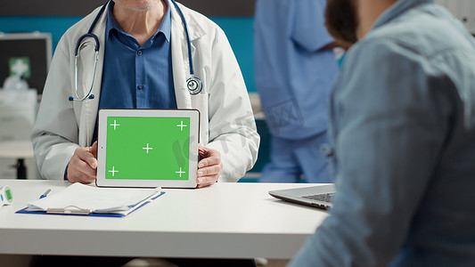 健康专家在平板电脑上显示水平绿屏