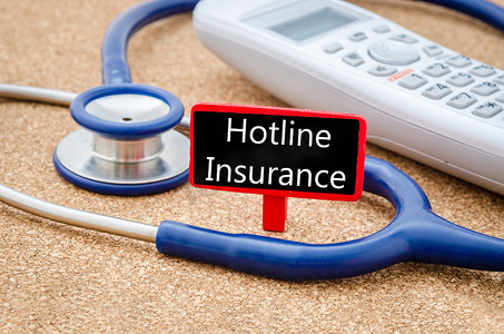 医院热线摄影照片_带有热线保险的电话和听诊器。