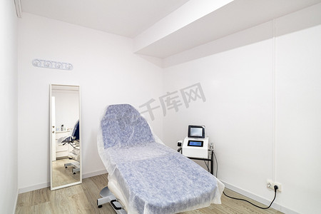 医学美容摄影照片_小屋里有一张覆盖着无纺布的椅子，供美容诊所医疗使用。