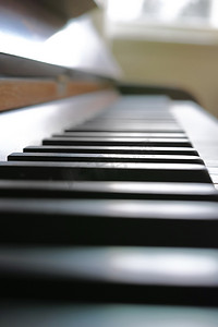 音乐家使用象牙和乌木钢琴键来创作和演奏轻松的交响乐或古典歌曲。