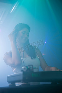 dj酒吧摄影照片_漂亮的女 DJ 演奏音乐