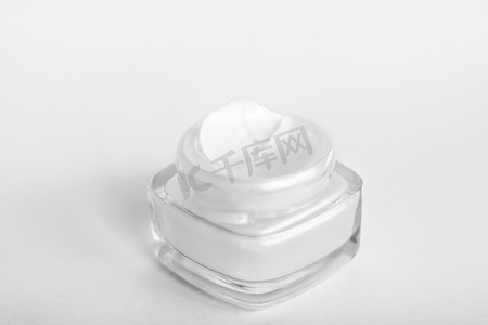 白色背景面霜保湿罐、保湿护肤乳液和提升乳液、豪华美容护肤品牌的抗衰老化妆品
