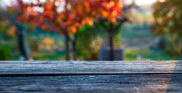 木桌，桌面，模糊的秋季背景，空木架子，柜台，书桌。