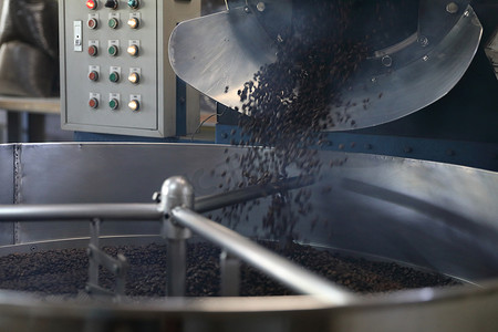 用机器近距离烘焙咖啡豆