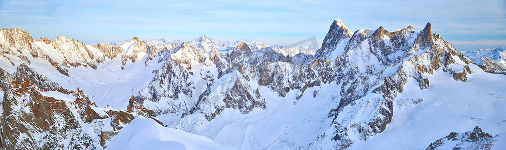 Aiguille du Midi 山 Aiguille du Midi 3842 米，位于法国阿尔卑斯山的勃朗峰地块，日落时分，全景图像，山峰