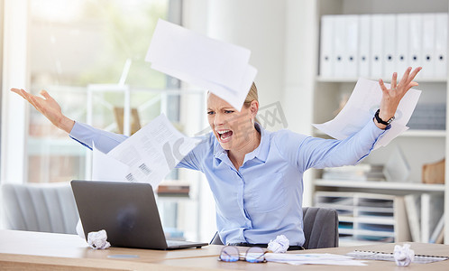 商务办公室中的女性、笔记本电脑和飞纸带来的压力、焦虑和 404 技术故障带来的倦怠。