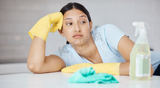 打扫房子摄影照片_打扫房子、倦怠和疲惫的女人想快速打扫厨房的想法，悲伤的清洁工工作和家庭错误带来的压力。