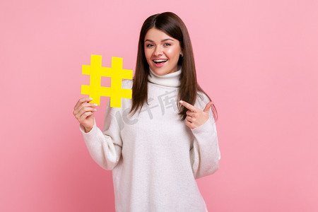 女性指向黄色标签符号，在社交网络中推广病毒性话题，标记博客趋势