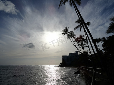 海浪拍打马卡雷海滩公园的海堤，威基基水域的日落美景