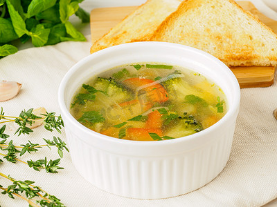 美味浓汤，配以混合蔬菜 - 花椰菜、西兰花、胡萝卜、土豆、大蒜、西红柿。
