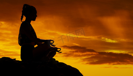 腊八免费粥摄影照片_瑜伽、山地和冥想，日落时妇女的剪影，在大自然中寻求和平、心灵和禅宗。