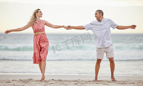 爱，海滩和情侣幸福，微笑和浪漫，关怀和婚姻关系在一起。