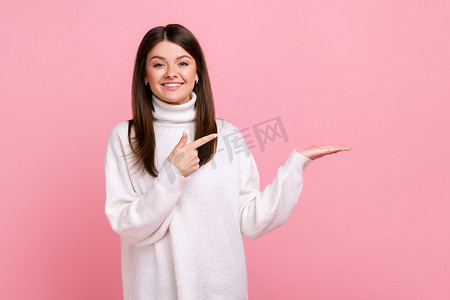 快乐的女人在手掌上展示复制空间，显示商业文字或商品的空位。