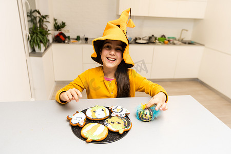 小女孩在万圣节派对上吃饼干。