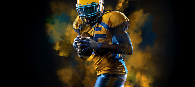 美式海报摄影照片_美国橄榄球运动员，戴头盔的运动员，在体育场上带球。