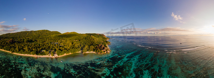 digue摄影照片_Anse Source dArgent beach, La Digue Island, Seyshelles, La Digue Seychelles 鸟瞰无人机鸟瞰图
