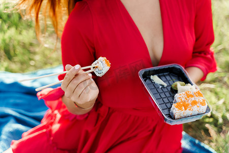 盒装寿司摄影照片_特写寿司集送餐。