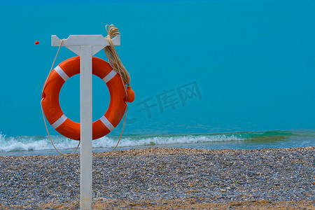 生命 sos 日落红色浮标危险设备救生圈圆环，概念协助安全从保护漂浮、天空度假村的救生员。